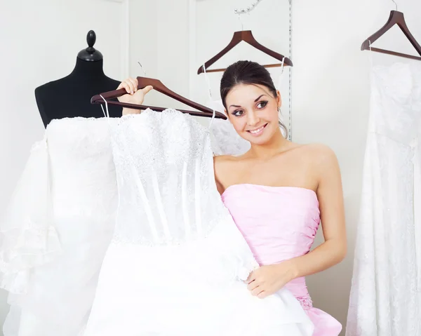 Chica elegir un vestido de novia — Foto de Stock