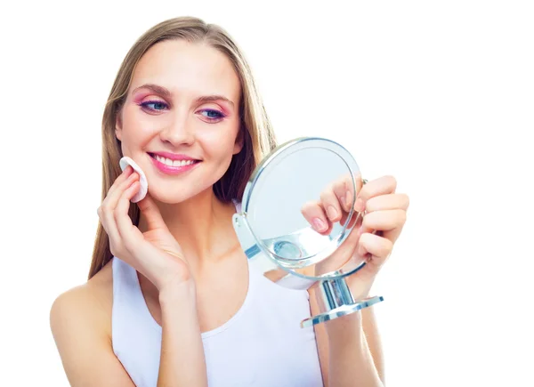 Mulher removendo maquiagem — Fotografia de Stock