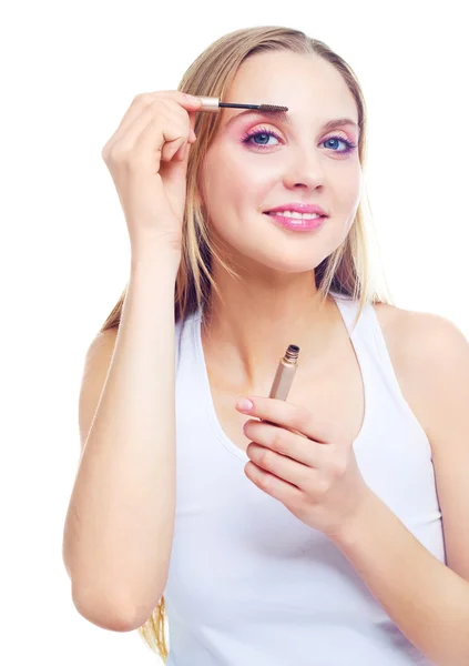 Kvinna tillämpar gel för ögonbryn — Stockfoto