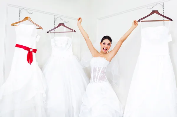 Menina escolhendo um vestido de noiva Imagens Royalty-Free