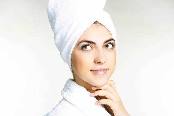 Hezká dívka zabalená do ručníku, bílé — Stock fotografie