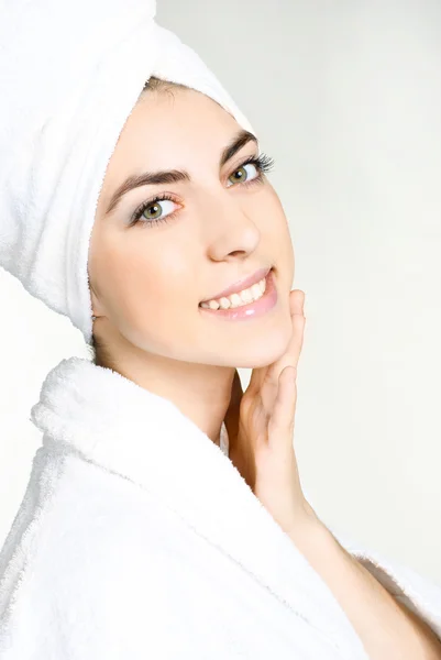 Menina bonita embrulhado na toalha — Fotografia de Stock