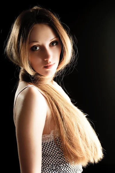 Hübsche Frau mit langen Haaren — Stockfoto