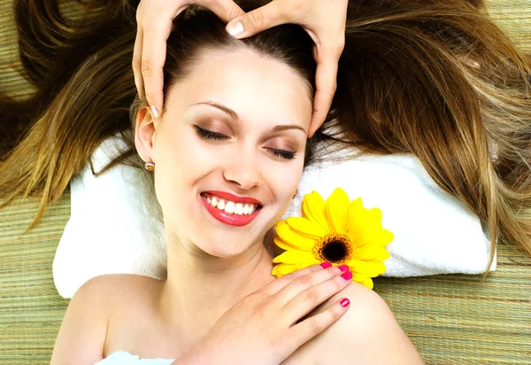 Mujer joven recibiendo un masaje en la cabeza —  Fotos de Stock