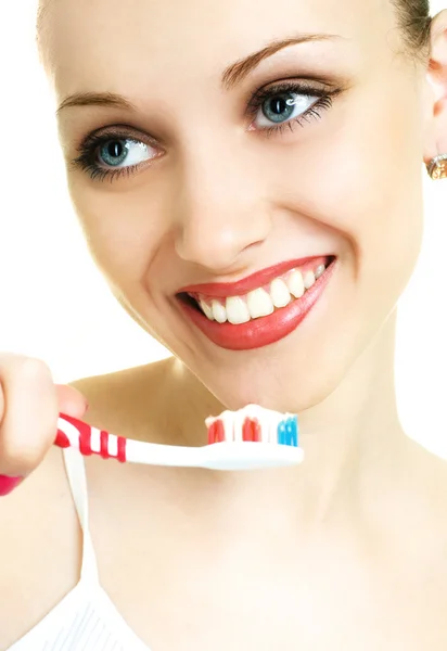 Mladá žena čistí zuby — Stock fotografie
