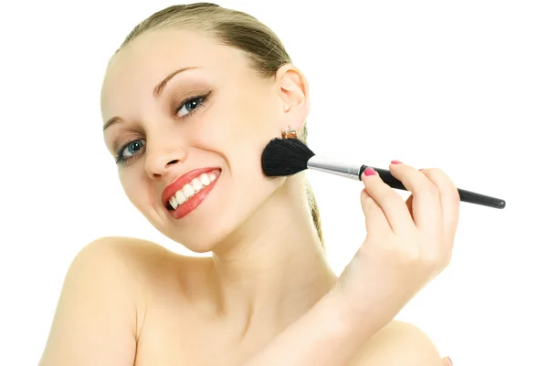 Mujer bonita aplicando maquillaje — Foto de Stock
