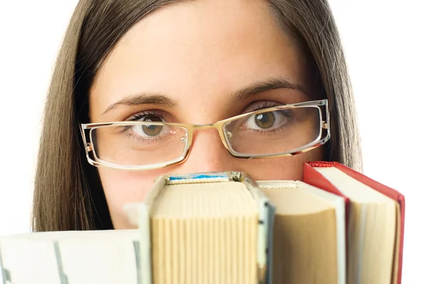 Mädchen versteckt sich hinter den Büchern — Stockfoto