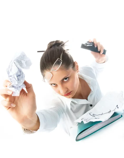 Arg affärskvinna kasta papper på oss — Stockfoto
