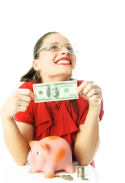 Жінка вкладає гроші в скарбничку — стокове фото