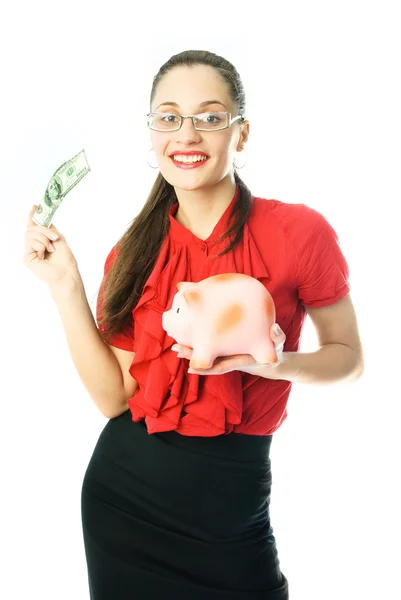 Mladá žena dát peníze do prasátko — Stock fotografie