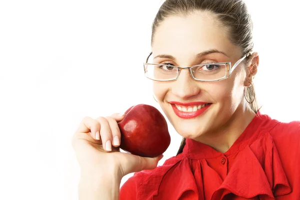 Красивая деловая женщина ест яблоко — стоковое фото