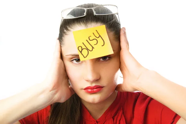 Mujer de negocios cansada con una nota "ocupado" en su fo —  Fotos de Stock