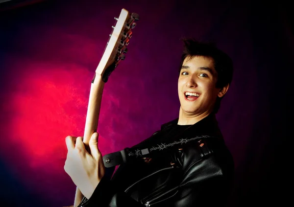 ギターを弾いてる若い男 — ストック写真