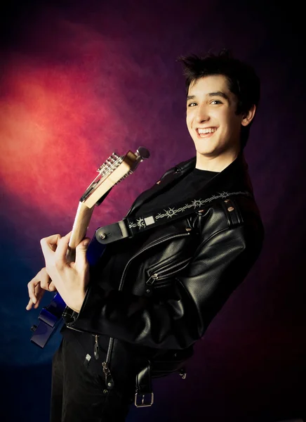 Glad ung man som spelar en gitarr — Stockfoto