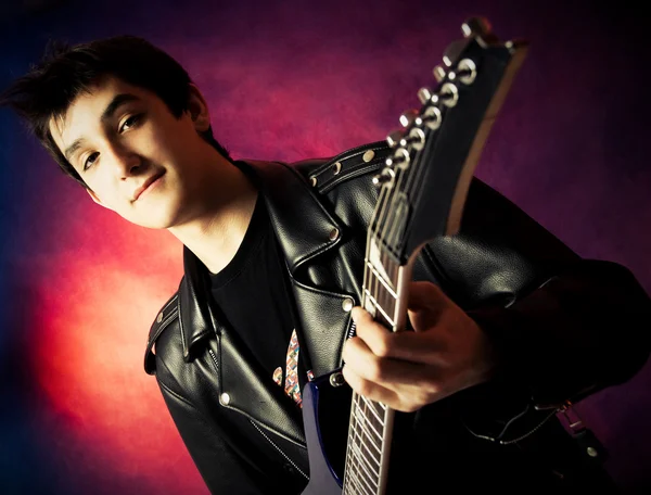 Pohledný muž s kytarou — Stock fotografie