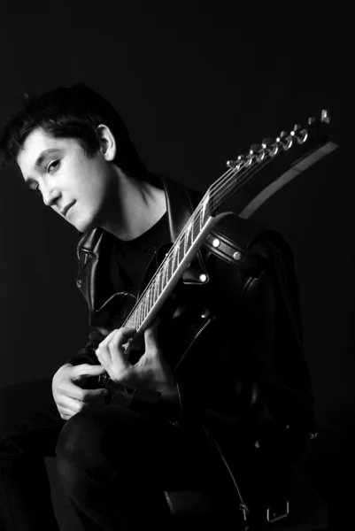Knappe jongeman die gitaar speelt — Stockfoto