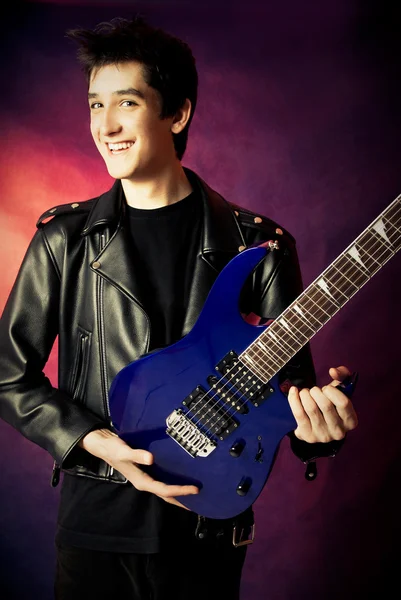 Młody człowiek z gitarą — Zdjęcie stockowe
