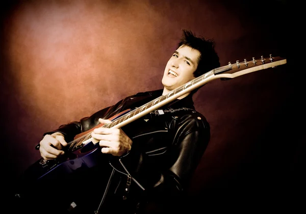 Rock-star spela gitarr — Stockfoto
