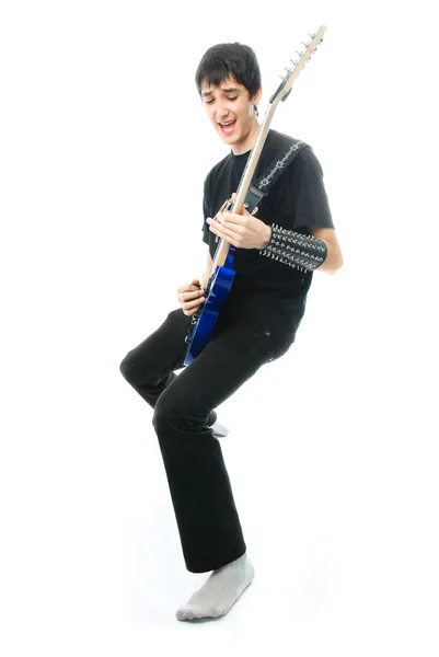 若い男がギターを弾く — ストック写真