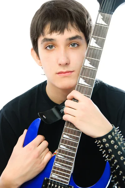 Junger Mann umarmt seine Gitarre — Stockfoto