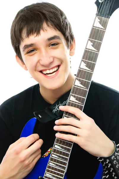 genç adam bir gitar ile gülüyor