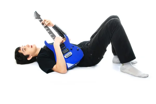 Молодой человек играет на гитаре — стоковое фото