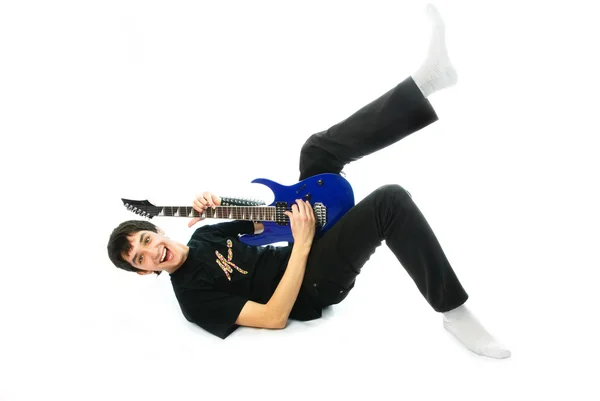 Podekscytowany młody mężczyzna grający na gitarze — Zdjęcie stockowe