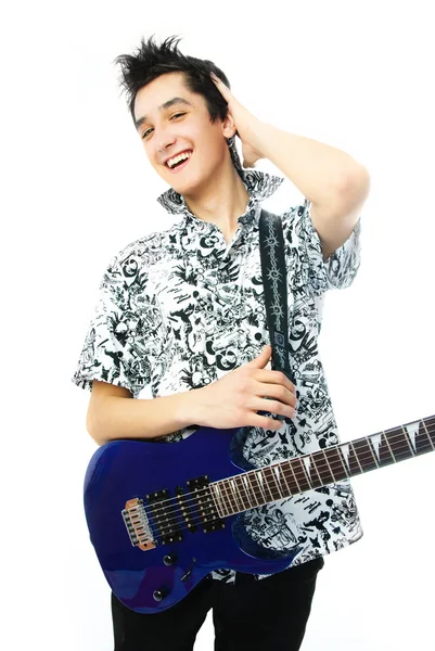 Уверенный молодой человек с гитарой — стоковое фото