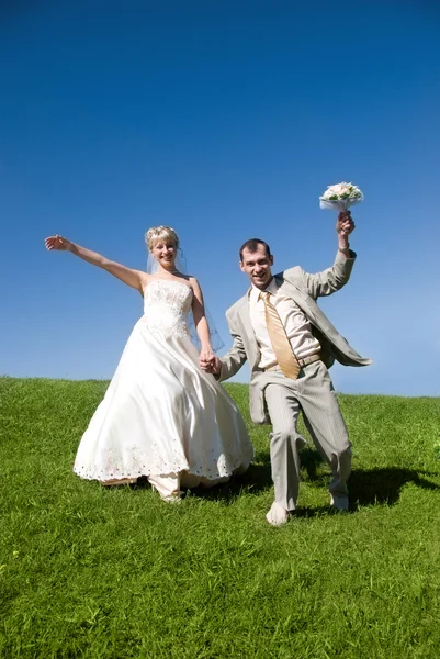 Noiva e noivo na colina — Fotografia de Stock