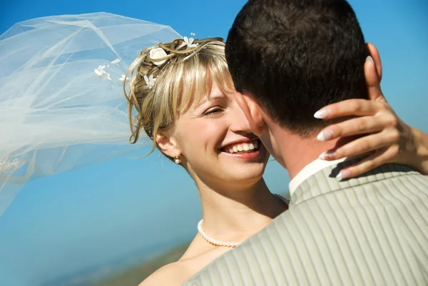 Šťastný ženich a nevěsta venkovní — Stock fotografie