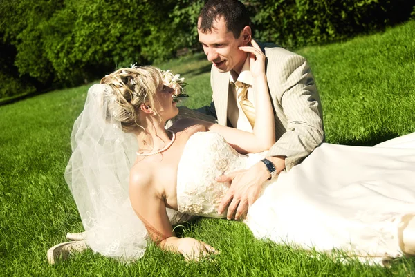Nevěsta a ženich v trávě — Stock fotografie