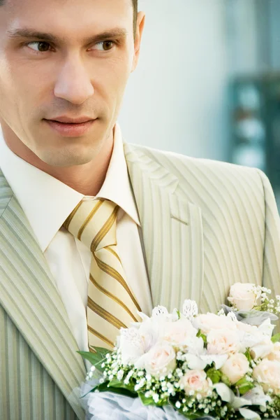 Brudgummen med blommor — Stockfoto