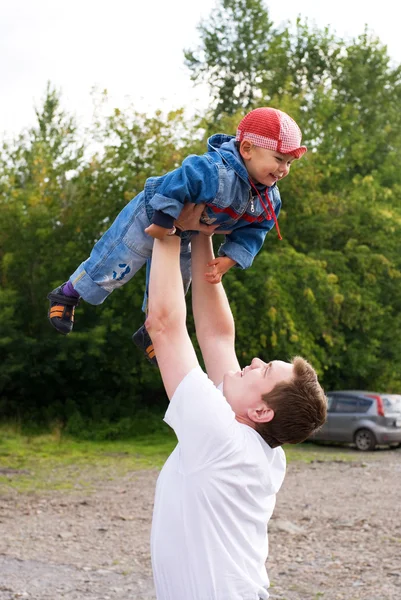 Padre e hijo al aire libre —  Fotos de Stock