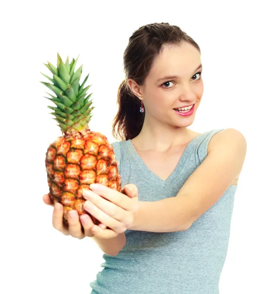 Lány giving minket egy ananász — Stock Fotó
