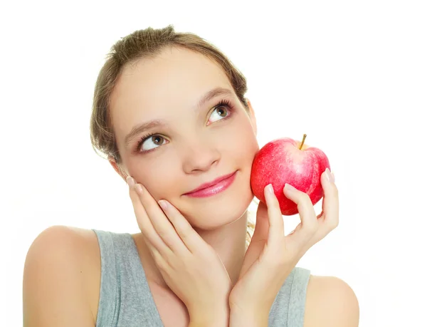 Мечтательная девушка с яблоком — стоковое фото