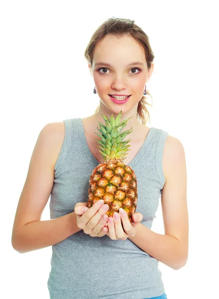 Flicka med en ananas — Stockfoto