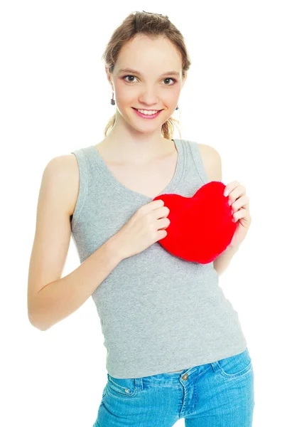 Девушка с подушкой в форме сердца — стоковое фото