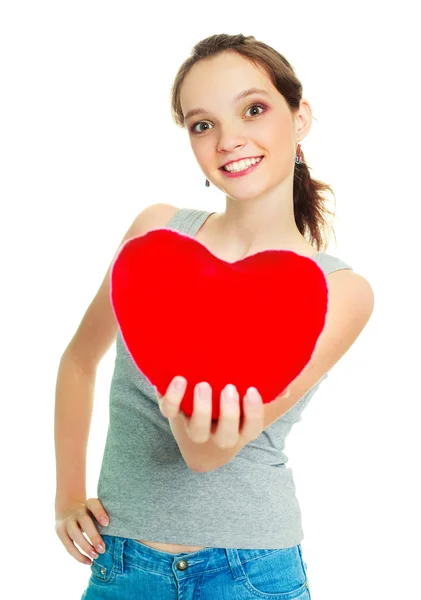 Kalp şeklinde bir yastık ile kız — Stok fotoğraf