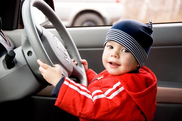 Malý chlapec řídí auto — Stock fotografie