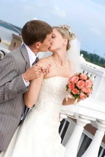 Brudparet kysser utomhus — Stockfoto