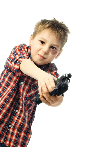 Непослушный мальчик с пистолетом — стоковое фото