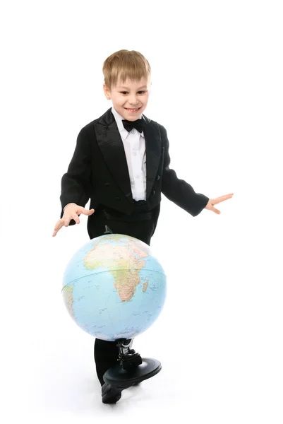 Joyeux écolier avec un globe terrestre — Photo