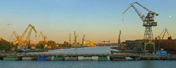 De scheepswerf van Gdansk in een panorama — Stockfoto