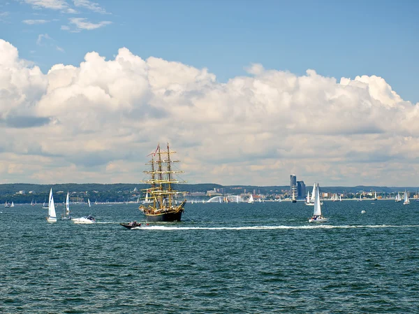Barcos altos corriendo en Gdynia, Polonia — Foto de Stock