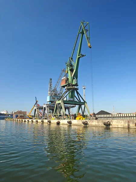 Cranes in harbour — Stock Photo, Image
