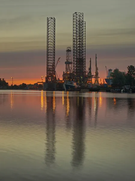 A plataforma de petróleo ao amanhecer — Fotografia de Stock