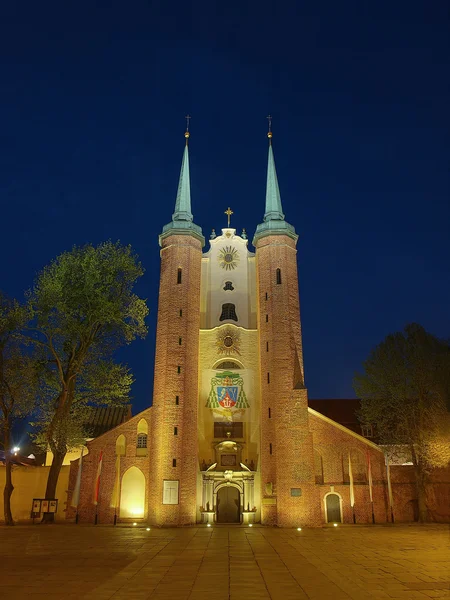 Oliwa domkyrkan i natten, Polen. — Stockfoto