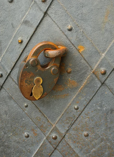 Velho cadeado de portão enferrujado — Fotografia de Stock