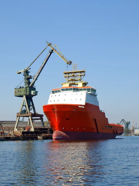 Rimorchiatore rosso nel cantiere navale — Foto Stock