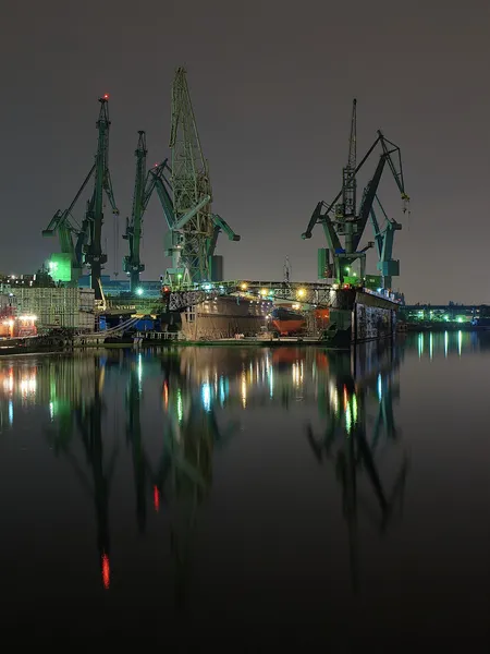 Y grúas del astillero de Gdansk, Polonia . — Foto de Stock